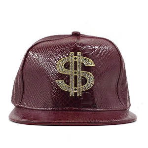 Cappellino hip hop snapback rosso vino in finta pelle di serpente con logo dollaro di strass