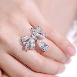 Elegant bow knot ring with pear-shaped water drop diamond on female model's hand