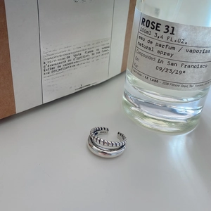 Detail of S925 sterling silver double layer twisted ring with clear hallmark stamp