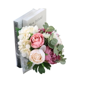 Pivoines roses et roses champagne artificielles en vase pour décoration de mariage