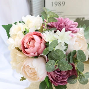 Bouquet de mariée artificiel avec pivoines roses, fleurs blanches et eucalyptus