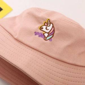 Détail de bob rose pour enfant avec broderie licorne et texte wild en coton doux