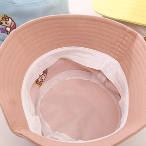 Détail de chapeau bob enfant avec doublure en maille et broderie de licorne
