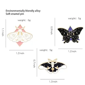 Broches papillon et mite en émail et alliage écologique sur fond blanc immaculé