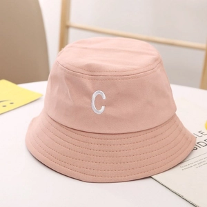 Détail du chapeau de soleil en toile rose pour enfants avec broderie de la lettre C