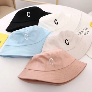 Chapeaux bob pour enfants en coton avec broderie lettre C disponible en cinq coloris
