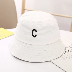Gros plan détaillé d'un chapeau bob blanc en coton pour enfant avec broderie lettre C