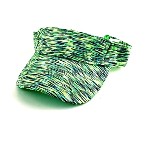 Detailansicht der grün-gelben Batik-Stricktextur an dieser sportlichen Sonnenblende