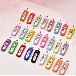 Dettaglio di 25 mini fermagli per capelli da 2cm con codici numerici colorati