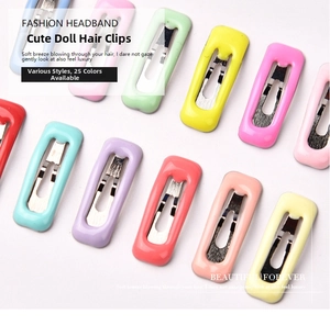 Vista piatta di mini fermagli colorati da 2 cm per bambole con finitura in resina