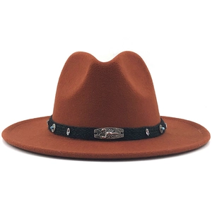 Détail d'un chapeau en feutre rouille avec ruban noir et boucle scorpion en argent