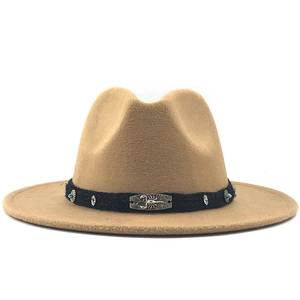 Détail du chapeau fedora camel avec bandeau bohème, scorpion argenté et perles bleues