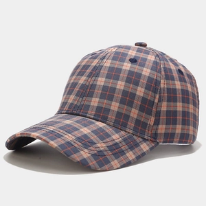Detailansicht einer klassischen karierten Baseballkappe aus marineblauem Khaki-Twill