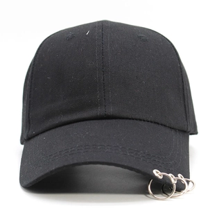 Casquette de baseball en coton noir avec trois anneaux métalliques argentés sur la visière
