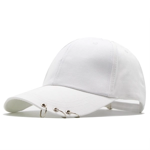 Casquette de baseball en coton blanc avec trois anneaux métalliques sur la visière