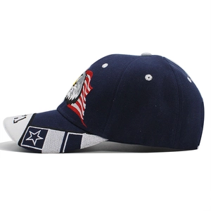 Casquette de baseball bleu marine avec broderie aigle et drapeau américain sur fond blanc