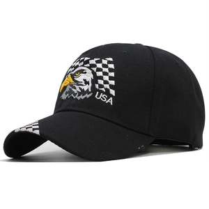 Détail de la broderie aigle et drapeau USA sur une casquette de baseball noire