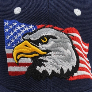Détail de la broderie haute densité aigle et drapeau US sur une casquette en coton bleu