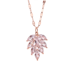 Elegante roségoldene Titanstahl-Blatthalskette mit funkelndem Kristall-Ahorn-Anhänger