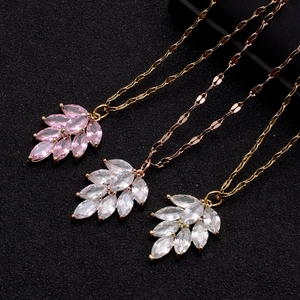Drei Kristall-Ahornblatt-Halsketten in Gold und Roségold auf schwarzem Grund
