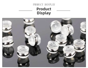 Vue détaillée de fermoirs de boucles d'oreilles en argent 18 carats avec disque transparent