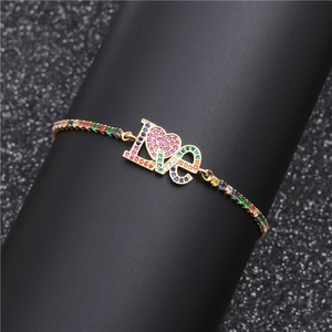 Bracciale a catena dorata con ciondolo a cuore LOVE e zirconi colorati micro-incastonati