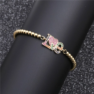 Bracciale regolabile con perline dorate e ciondolo LOVE in zirconi multicolore