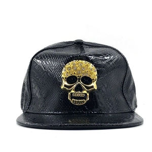 Casquette en cuir crocodile noir avec crâne doré 3D et détails de strass brillants