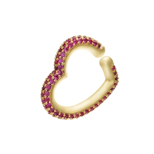 Nahaufnahme der herzförmigen goldenen Ohrmanschette mit rosa Zirkonia und Politur