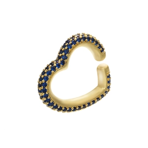 Detailansicht goldene herzförmige Ohrmanschette mit blauen Zirkonia Steinen