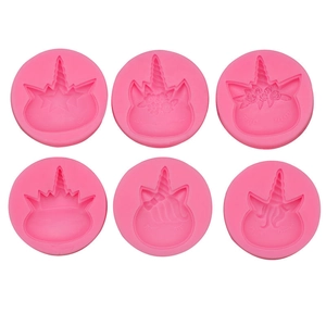 Dettaglio del set di 6 stampi in silicone unicorno rosa per fondente e decorazione torte