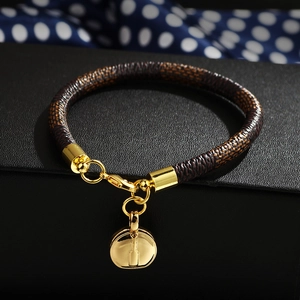 Bracelet en cuir à damier avec fermoir en métal doré et pendentif rond élégant
