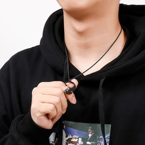Collier minimaliste avec pendentif chat noir sur une chaîne en corde tressée élégante