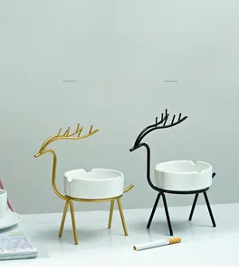 Détail du cadre en fer de cerf nordique avec cendrier en céramique blanc en or et noir