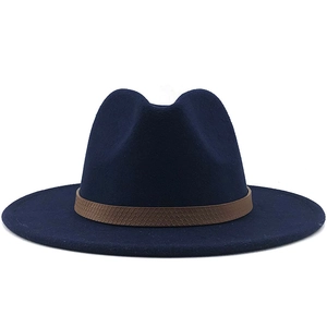 Detail van donkerblauwe wollen gleufhoed met bruine decoratieve band in leerlook