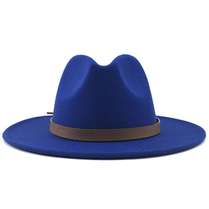 Detail van blauwe wollen fedora hoed met brede rand en bruine gevlochten sierband