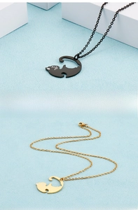 Détail des colliers de couple en forme de chat plaqués or et noir avec chaînes fines