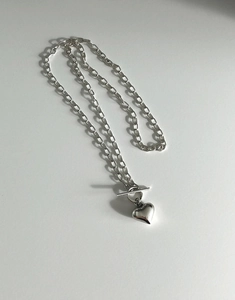 Detailed view of S925 sterling silver long chain necklace with heart pendant and toggle clasp