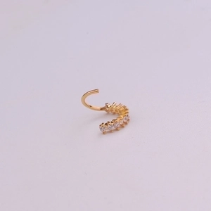 Bladvormige gouden neuspiercing met zirkonia kristallen en gebogen ontwerp