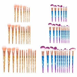 Detail van make-up borstelsets met paarse en roze synthetische haren en spiraalgrepen
