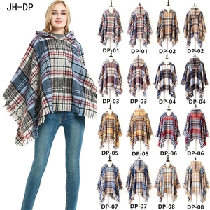 Poncho con cappuccio da donna in motivo scozzese classico con finiture a frange