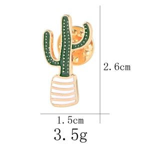 Vue détaillée de la broche cactus en émail avec dimensions 2,6 cm x 1,5 cm et attache