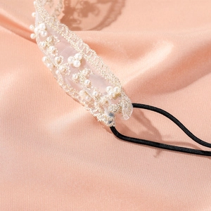 Bandeau élégant en dentelle beige avec perles blanches et broderie dorée sur soie