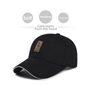 Detalle de gorra de béisbol de algodón negro con parche de cuero y borde sándwich blanco