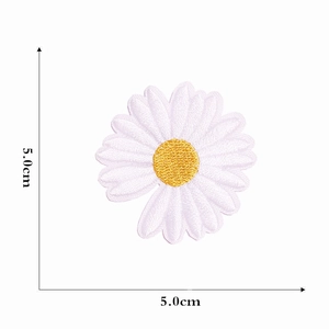 Detail view of 5.0cm white daisy embroidered patch with dimensions for clothing accessories
