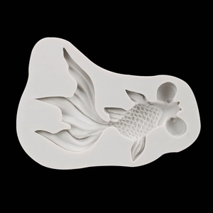 Moule en silicone carpe koï pour résine et argile avec détails d'écailles sur fond noir