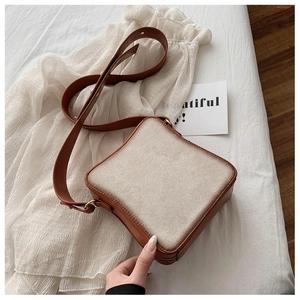 Dettaglio della borsa a tracolla creativa a forma di pane in morbido peluche e pelle PU