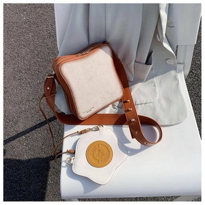 Dettaglio borsa a tracolla pane tostato con pochette a uovo e tracolla larga