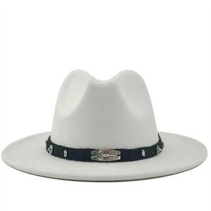 Détail du chapeau fedora blanc à larges bords avec perles turquoise et plaque scorpion