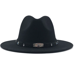 Détail d'un chapeau en feutre noir avec badge scorpion et perles turquoise